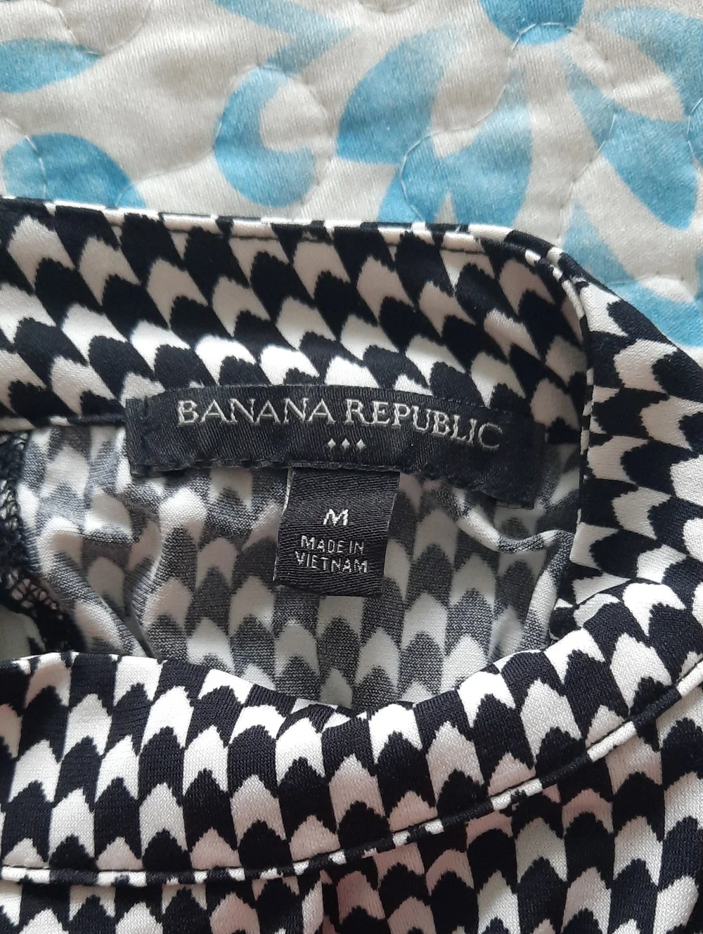 Banana Republic Black and White Sleeveless Mock Neck Top - Picture 3 of 3